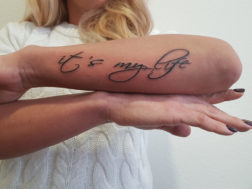 Надпись на руке. Каллиграфия. It's my life