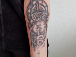 Тату в стиле Биомеханика на руке