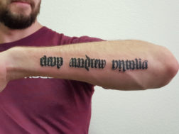 Надпись на руке. Татуировка