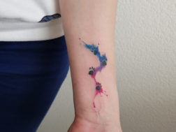 Маленькая цветная татуировочка