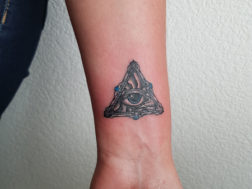 Татуировка Всевидящее око (глаз в треугольнике)
