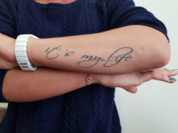 Надпись на руке: It's My Life