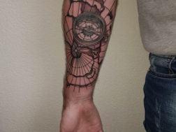 Тату на мужской руке