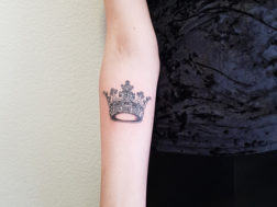 Тату Корона на руке