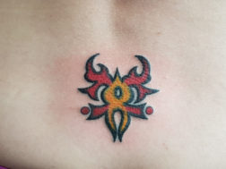 Цветная татуировка на пояснице