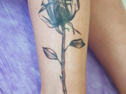 Тату Роза на ноге