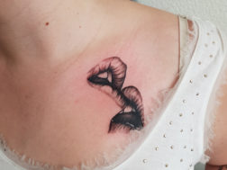 Тату Губы на плече