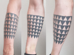 Татуировка Треугольники на руке