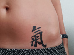 Тату Иероглиф на животе