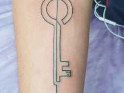 Татуировка Стилизованный ключ на руке