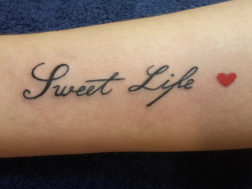 Татуировка на руке, надпись