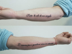 Татуировка на руке, надпись