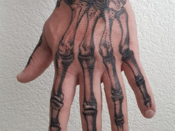 Тату на кисти руки, скелет в черно-белом стиле