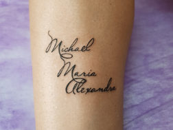 Татуировка на ноге, надпись