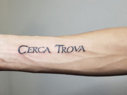 Татуировка на руке, надпись