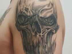 Череп в стиле Gray Wash на плече
