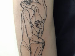 Татуировка на руке, пара людей в виде узора