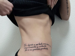 Татуировка на боку, каллиграфическая надпись
