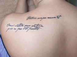 Татуировка на лопатке, каллиграфическая надпись