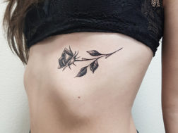 Татуировка на ребрах, роза под грудью, черно-белая