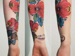 Цветная татуировка на руке, роспись, цветы