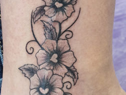 Татуировка на ноге, цветы с узором, закрыли шрам от операции