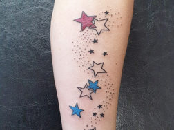 Татуировка на предплечье, звёздочки, млечный путь