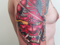 Татуировка на плече, японская маска демона, стиль New School