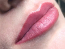 Татуаж губ на молодой девушке