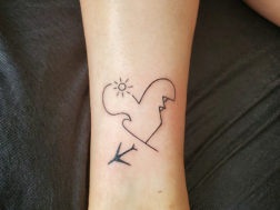 Татуировка на ноге в стиле Mini