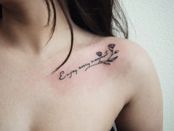 Татуировка на ключице в виде надписи с цветочком, тоже можно смело отнести к татуировке в стиле минимализма, выглядит очень изящно и сексуально