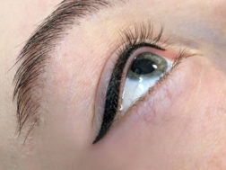 Идеальные стрелки с межресничным прокрасом, не требуют дополнительного макияжа глаз утром и значительно сокращают время на декоративный макияж