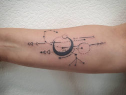 атуировка на руке, созвездие с луной