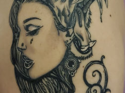 Татуировка на плече, стилизованное женское лицо в симбиозе с оскалом тигра