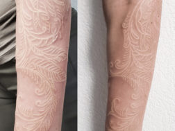 Белая татуировка на руке, в виде узора сразу после нанесения