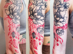 Татуировка на руке в виде рукова, черно-белые цветы с красными элементами