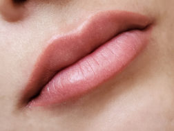 Татуаж губ без эффекта контурного карандаша
