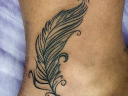 Татуировка на ноге, стилизованное перо