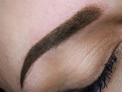 Перманентный макияж бровей, в пудровом стиле, сразу после нанесения