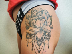 Татуировка на бедре, в виде цветка и мандалы, в черно-белом цвете с полутонами