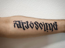 Татуировка на руке, надпись, которая читается как с лева на право, так и с права на лево, если перевернуть