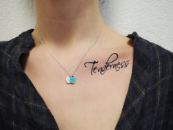 Татуировка на ключице, в виде каллиграфической надписи. Классно подчеркивает изящность и стройность