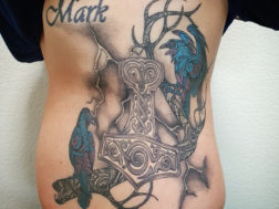 Татуировка на боку, Молот Тора и вороны