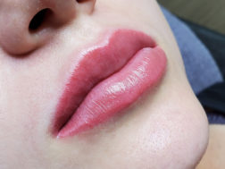Перманентный макияж губ, в акварельном стиле, сразу после нанесения