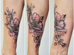 Татуировка на руке, в виде цветка