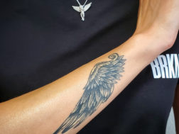 Татуировка на руке, в виде крыла ангела. Приносит удачу