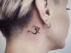 Татуировка на шее в виде знака Ом