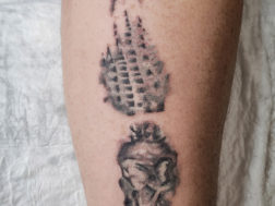 Татуировка на руке, стилизованный всплывающий крокодил