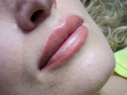 Бесконтурный перманентный макияж губ татуаж